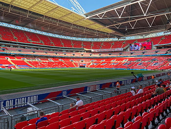 Stade de football de Wembley, vue vibrante, sièges rouge vif, terrain vert bien entretenu, intérieur du stade, site sportif, stade de football, point de repère de Londres, sports de plein air, stade, sièges rouges