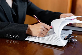 vrouw ondertekenen, juridische documenten, kantooromgeving, detailopname, pen, document, zakelijke kleding, bureau, papierwerk, professioneel, handen