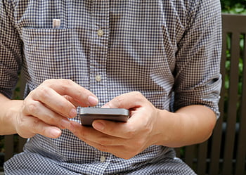Homme en chemise à carreaux, Utilisation du smartphone, fermer, mains, technologie moderne, chemise à carreaux, téléphone intelligent, La technologie, homme utilisant un téléphone, gros plan photo, Téléphone