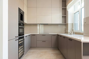 moderní kuchyně, Vestavěné spotřebiče, minimalistický design, přirozené světlo, kuchyňská linka, trouba, okno, Elegantní kuchyně, dostatek světla, Současná kuchyně, kuchyně design