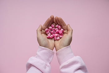 분홍색 하트 모양 사탕, 사탕을 쥔 손, 분홍색 배경, 사랑을 상징합니다, 발렌타인 데이, 낭만적인 제스처, 달콤한 취급, 하트 모양의 과자, 핑크 사탕, 사랑의 상징, 낭만적 인 사탕