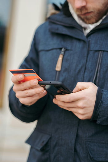 オンライン支払い、 スマートフォン、 クレジットカード、 若者、 屋外の、 通り、 モバイルショッピング、 デジタルトランザクション、 モバイルバンキング、 オンライン購入、 プラスチックカード