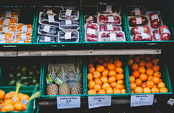 ovocný stojan, barevné ovoce, čerstvé ovoce, místní trh, stání na trhu, cenové štítky, ananas, satsuma, pomeranče, jablka, bobule