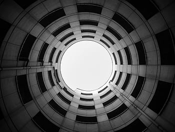 betonový kulatý strop, bílá obloha, spirálová architektonická struktura, geometrické vzory, ve stupních šedi, vzhůru, architektonický design, kruhová geometrie, Černý a bílý, městské fotografie, architektonická fotografie