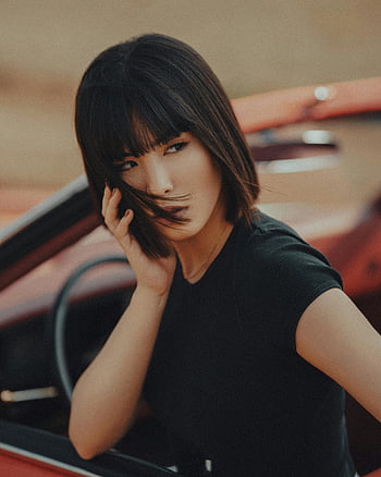 bella donna, auto rossa, città del Texas, capelli castani, donna elegante, auto convertibile, ritratto, giovane donna, convertibile rosso, in posa, foto