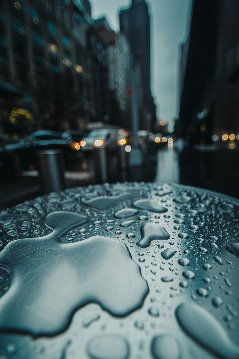 kapky, kovový povrch, město bokeh, kapky deště, detailní fotografie, městské pozadí, kapky vody, panoráma města, odrazný povrch, vlhký povrch, bokeh světla