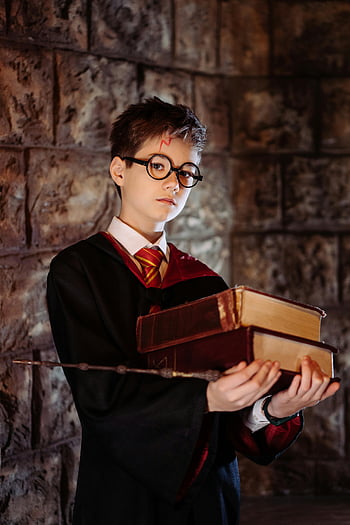 Cosplay Harryho Pottera, mladý čaroděj, kostým, knih, hůlka, Fantasy téma, chlapec, brýle, kamenná zeď, magie, předvečer Všech svatých