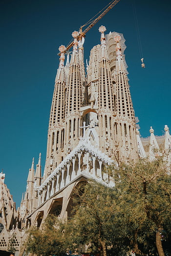 Sagrada Familia, barcelona, ispanya, Gaudi'nin şaheseri, ikonik görüş, katedral, Gotik mimari, kuleler, barcelona turizmi, işaret, inşaat vinci