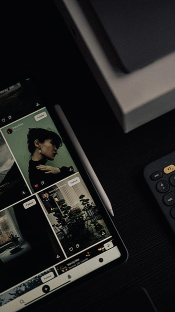 モダンワークスペース、 デジタルタブレット、 ソーシャルメディアの写真、 キーボード、 デバイス画面、 ワークスペース設定、 ソーシャルメディアフィード、 タブレット画面、 現代の技術、 ワークスペーステクノロジー、 デジタルワークスペース