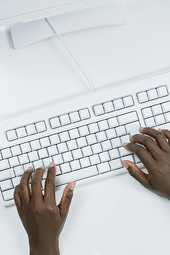 白いコンピューターのキーボード、 手タイピング、 洗練されたキーボード、 オフィス設定、 クローズアップショット、 白いキーボード、 手を入力します、 キーボード、 事務机、 人間工学に基づいたキーボード、 ワークスペース設定