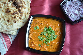 indické kari, pohled shora, ozdoba koriandru, Naan chléb, cibule, fotografování potravin, indická kuchyně, Curry Dish, Naan a cibule, Horní pohled na jídlo, Curry zdobený
