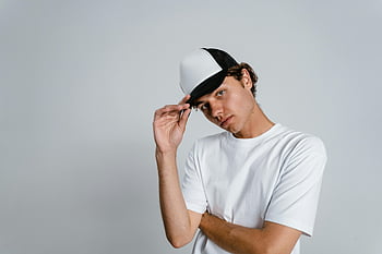 mand, hvid besætning hals t-shirt, hvid hue, ung mand, almindelig baggrund, Casual outfit, studio portræt, hvid t-shirt, hvid hat, mandlige mode, Afslappet stil