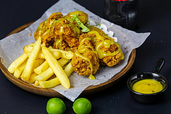 gefrituurde kip, gele saus, Frietjes, houten bord, knapperige kip, dipsaus, limoen, schotel, heerlijk eten, maaltijd, voorgerechten