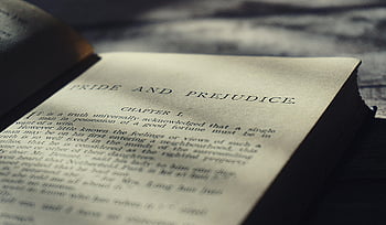 gurur ve Önyargı, eski kitap sayfası, closeup fotoğrafı, sıcak güneş ışığı, klasik edebiyat, Jane Austen, açık kitap, birinci bölüm, edebi metin, antika kitap, kitap fotoğrafçılığı