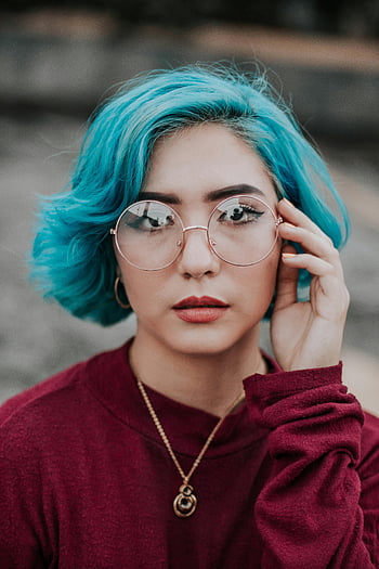 vrouw, ronde bril, levendig blauw haar, in de mode, jonge vrouw, buiten poseren, bril, blauw haar, elegant, portret, accessoires