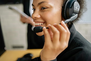 usmívající se agent call centra, sluchátka, Nastavení kanceláře, profesionální, služby zákazníkům, sdělení, pracoviště, obchodní oděv, technologie, spokojenost s prací, interakce