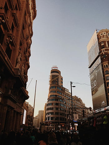 마드리드, 칼레 그랑 비아, Edificio Capitol, 고층 건물, 걷는 사람들, 거리 장면, 황혼, 생생한 에너지, 도시 생활, 도시 풍경, 스페인