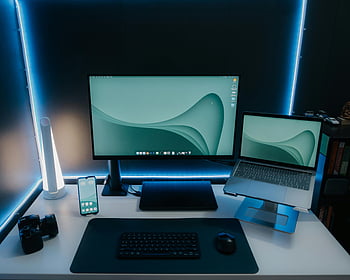 Black Flat Screen Monitor, Černý dřevěný stůl, Elegantní nastavení stolu, moderní stůl, okolního osvětlení, Pracovní prostor produktivity, Nastavení notebooku, stolní příslušenství, počítačový monitor, Organizace stolu, Okolní stolní světlo