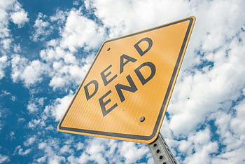 Dead End -skylt, gult tecken, vägskylt, ljus himmel, molnig himmel, dagtid, närbild, restriktion, varning, trafik skylt, varningsskylt