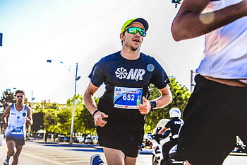 běžci maratonu, venkovní běh, slunečný den, dynamické zachycení, soutěž, pouliční závod, sportovní akce, fitness aktivita, běžící muž, sportovní fotografie, aktivní životní styl