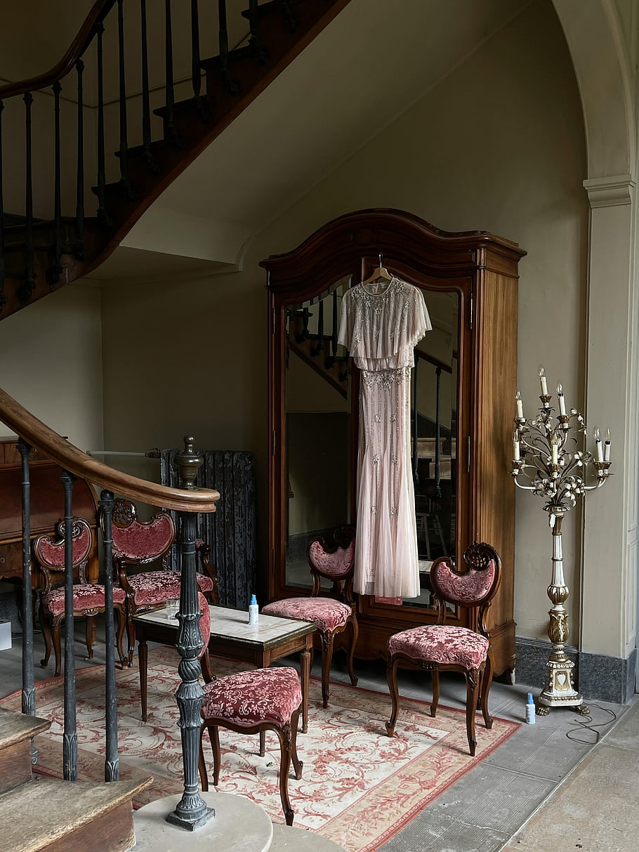 vintage interiérový design, Dřevěný šatník, Elegantní židle, Klasické schodiště, starožitný nábytek, vinobraní výzdoba, Vzhled interiéru, prastarý styl, Klasický interiér, vinobraní domů, Vintage pokoj