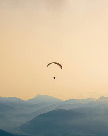 yamaç paraşütü, dağlar, sisli Dağlar, gün batımı, Sakin Macera, planör paraşüt, katmanlı dağlar, gökyüzü, açık hava etkinliği, macera Sporları, doğa fotoğrafçılığı