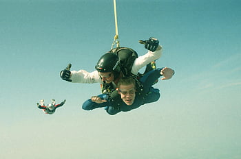 terjun payung tandem, penyelam langit, langit biru jernih, sensasi, pengalaman skydiving, penerjun payung, petualangan udara, jatuh bebas, lompatan parasut, olahraga ekstrim, tandem melompat