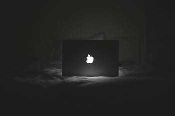 macbook d'argento, superficie bianca, logo della mela, sfondo scuro, il computer portatile, letto, notte, minimalista, tecnologia, moderno, elegante