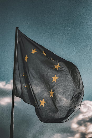 bendera serikat eropa, bendera eropa, tiang bendera, langit mendung, kesatuan, patriotisme, melambai dengan lembut, fotografi jarak dekat, Bintang Eropa, Simbol Eropa, Patriotisme Eropa