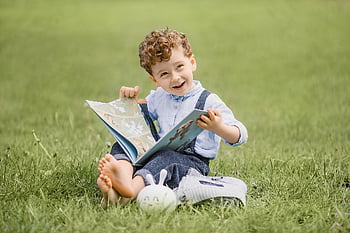 人、 子、 本、 座っている、 草、 教育、 自然、 パーク、 夏、 読む、 幸福