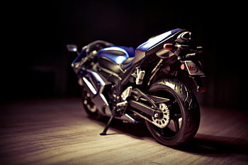 sportovní kolo, modrý motocykl, Vnitřní fotka, dramatické osvětlení, elegantní design, detailní záběr, zaparkovaný motocykl, umělecká fotografie, sportovní motocykl, Vnitřní motocykl, Modré sportovní kolo