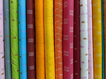 role látky, vícebarevné látky, různé role látek, rozmanité vzory, Kreativní projekty, živé pole, barvy tkaniny, Tkaninové vzory, textilní role, barevné textilie, Výběr tkaniny