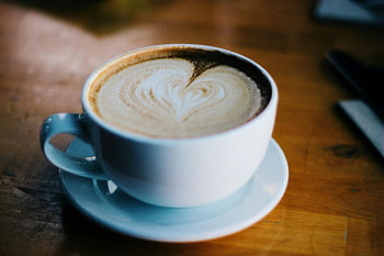 káva latte, cappuccino, latte art ve tvaru srdce, bílý hrnek, dřevěný stůl, teplá káva, latte art, kávový šálek, hrnek na kávu, dřevěný povrch, srdce design