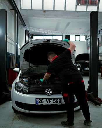 uomo che controlla il motore, Motore Volkswagen, garage interno, riparazione automobilistica, lavoro meccanico, Manutenzione dell'auto, macchina bianca, Controllo del motore, vano motore, competenze automobilistiche