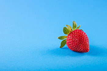 fragola, superficie blu, vivace, avvicinamento, fragola matura, Sfondo blu, freschezza, frutta, fragola rossa, foglie verdi, minimalista