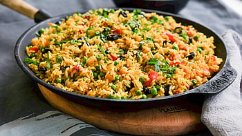 groente gefrituurde rijst, gietijzeren pan, verse kruiden, kleurrijke groenten, voedselfotografie, rijst gerecht, gezonde maaltijd, koekenpan, vegetarisch recept, heerlijke rijst, verse ingredienten