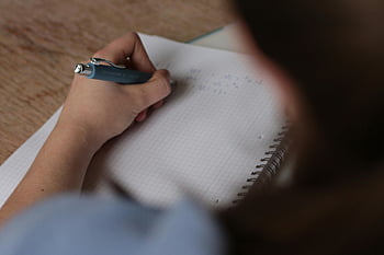 손의 근접 촬영, 학생 글쓰기, 수학적 노트, 수첩, 펜, 공부에 집중하십시오, 교육적인, 배우기, 학생, 필적, 집중