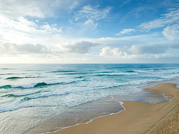바닷가, 파란색과 흰색 하늘, 고요한 견해, 부드러운 파도, 모래 사장, Castaways Beach, 콴타, 오스트레일리아, 파도, 해변 장면, 해안 경관