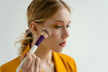 kvinde anvender makeup, makeup børste, Anvendelse af rødme, skønhedskosmetik, indendørs skønhed, Makeup ansøgning, Skønhedsrutine, make up artist, skønhedsprodukter, Blush -applikation, Makeup tutorial