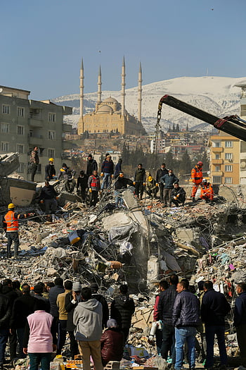 Erdbebenabfälle, Rettungsoperationen, Erdbeben in der Stadt, Moschee, verschneite Berge, Schutt, Notfallmaßnahmen, Katastrophenhilfe, zusammengebrochene Gebäude, urbane Katastrophe, Rettungshelfer