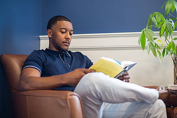 Mann, lesen, Buch, Stuhl, drinnen, entspannend, Freizeit, Person, allein, studieren, Büro