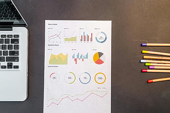 çizelgeleri, siyah ahşap masa, renkli kalemler, dizüstü, İş temaları, Eğitim Temaları, üstten görünüm, büro, grafikleri, Veri goruntuleme, ofis kurulumu