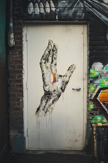 Kreativní graffiti, staré cihlové budovy, umělecká ruční nástěnná malba, městské pouliční umění, cihlová ulička, umění dveří, ruční malba, pouliční nástěnná malba, graffiti umění, městského umění, umění uličky