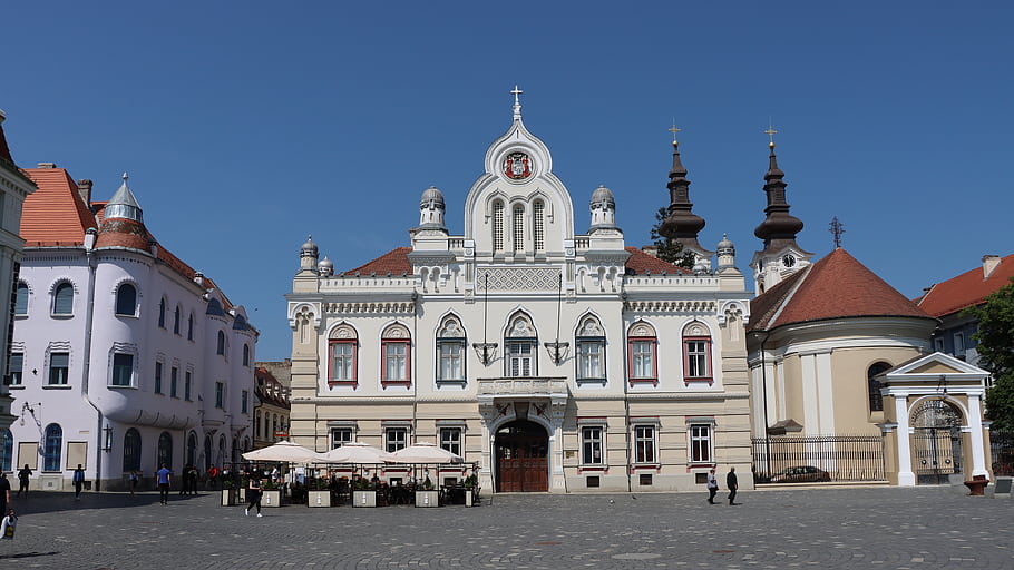 timisoara, piata unirii, Srbský pravoslavný biskupský palác, Srbská pravoslavná katedrála, architektonický design, historické budovy, László Székely, barokní styl, dekorativní prvky, 1905-1906 Renovace, Bishop Gheorghe Popovici