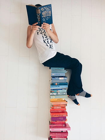 čtení, Stoh knih, barevné knihy, Indoor Reading, příležitostné čtení, milovník knihy, kniha zásobníku, Čtení držení těla, Útulné čtení, Knižní nadšenec, vnitřní scéna