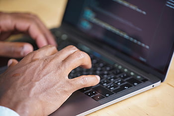 les mains en tapant, ordinateur portable, code affiché, Utilisation de la technologie, la programmation, clavier, écran, travail, productivité, numérique, codage