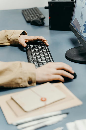 digitando, tastiera del computer nero, mani che digitano, stazione di lavoro, sfondo sfocato, mouse del computer, impostazione della scrivania, ambiente di ufficio, schermo del computer, scrivania, Strumenti di produttività