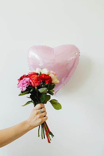 çiçek tutan el, pembe balon, kalp şeklinde balon, Romantik Durumlar, canlı buket, Çiçek buketi, Romantik Hediye, Sevgililer Günü, aşk sembolü, kalp balon, romantik çiçekler