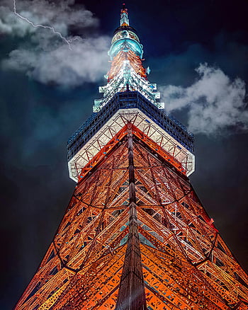 Torre de Tokio, Japón, vista nocturna, iluminación dramática, nubes tormentosas, punto de referencia, arquitectura, destino de viaje, paisaje urbano, turismo, fotografía
