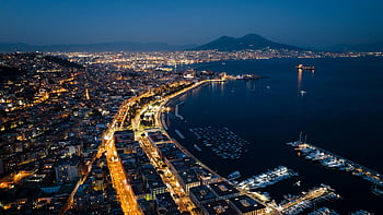 Paesaggio urbano di Napoli, porto di notte, vista aerea, città illuminata, Monte Vesuvio, vista incredibile, fotografia notturna, città sul lungomare, barche marina, paesaggio urbano, città costiera